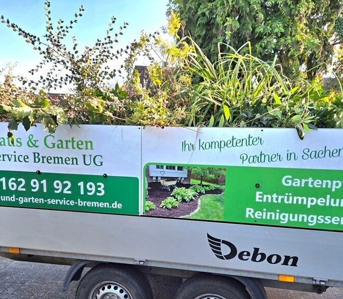 Anhänger von Haus- & Gartenservice Bremen mit Gartenabfällen beladen