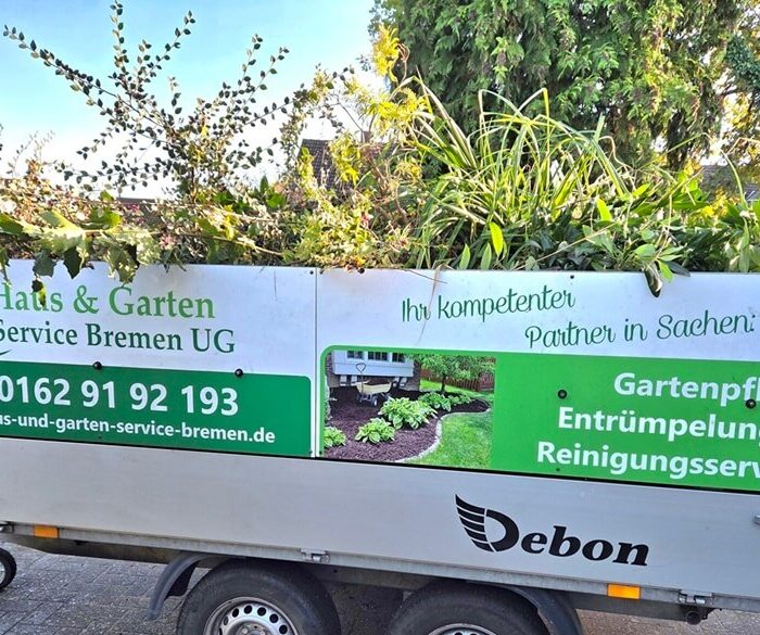 Anhänger von Haus- & Gartenservice Bremen mit Gartenabfällen beladen