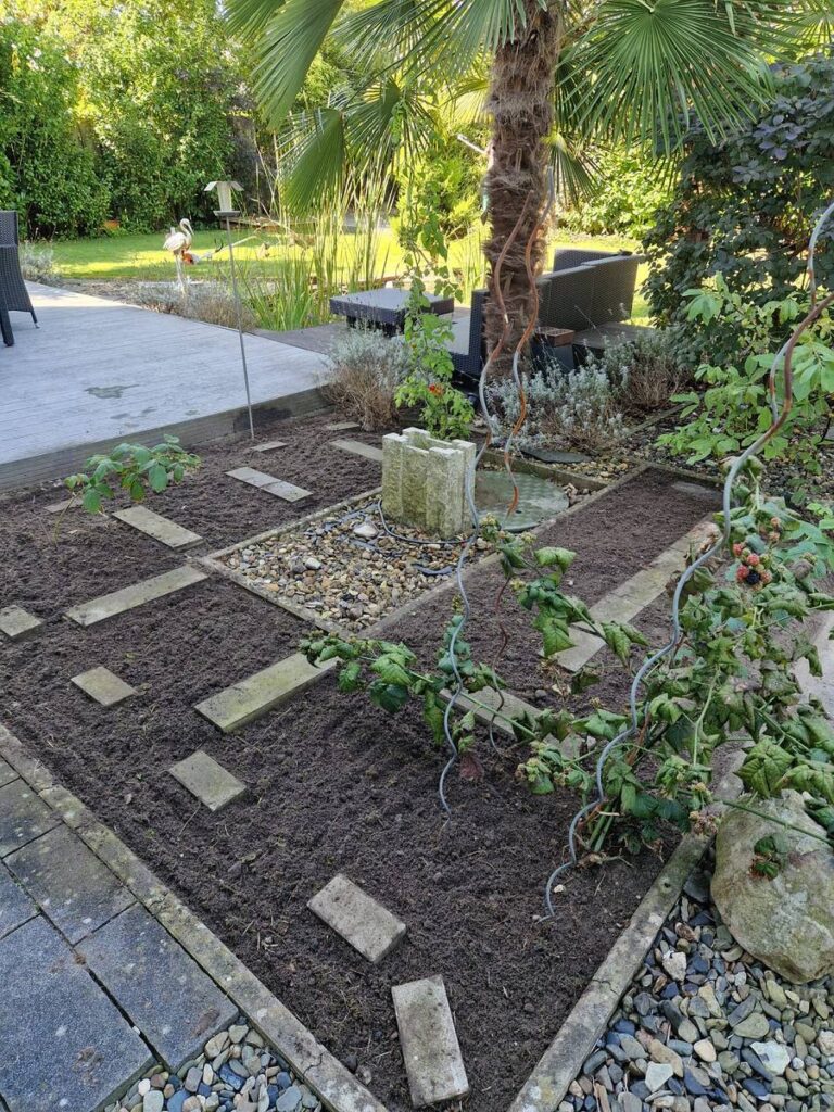 Gartenpflege in Bremen-Gartenstadt Vahr nach der Arbeit – Beet unkrautfrei mit frischer Erde