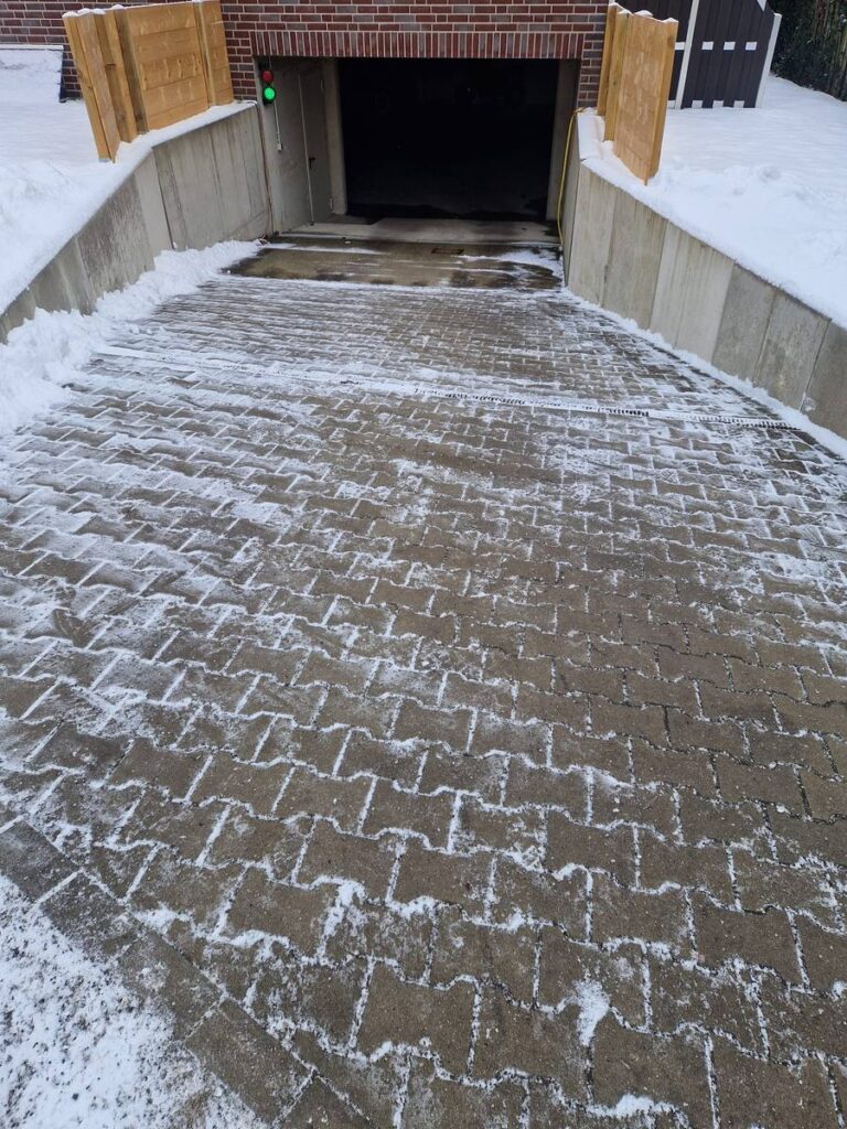 Winterdienst in Bremen-Oberneuland nach dem Räumen – freigeräumte Garageneinfahrt