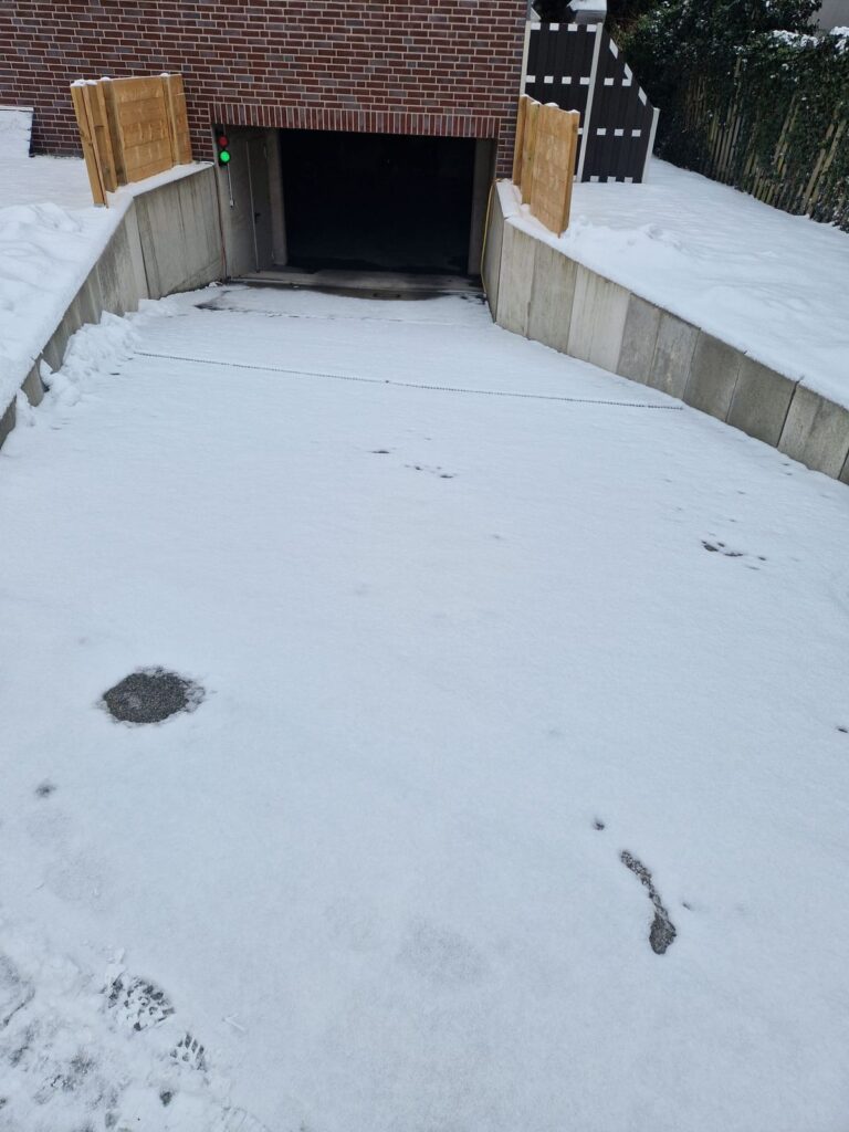 Winterdienst in Bremen-Oberneuland vor dem Räumen – verschneite Garageneinfahrt
